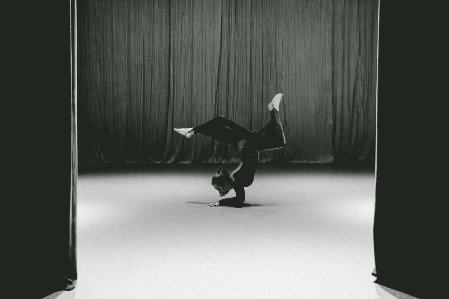 Studenti durante una lezione di danza in studio